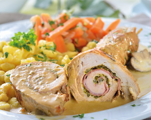 Geflügelroulade mit Soße und Gemüße