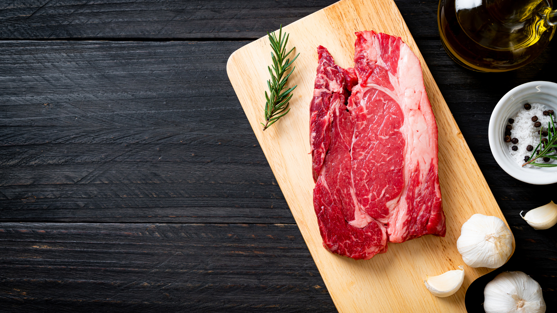 Rohes Rindfleisch auf Brett mit Gewürzen