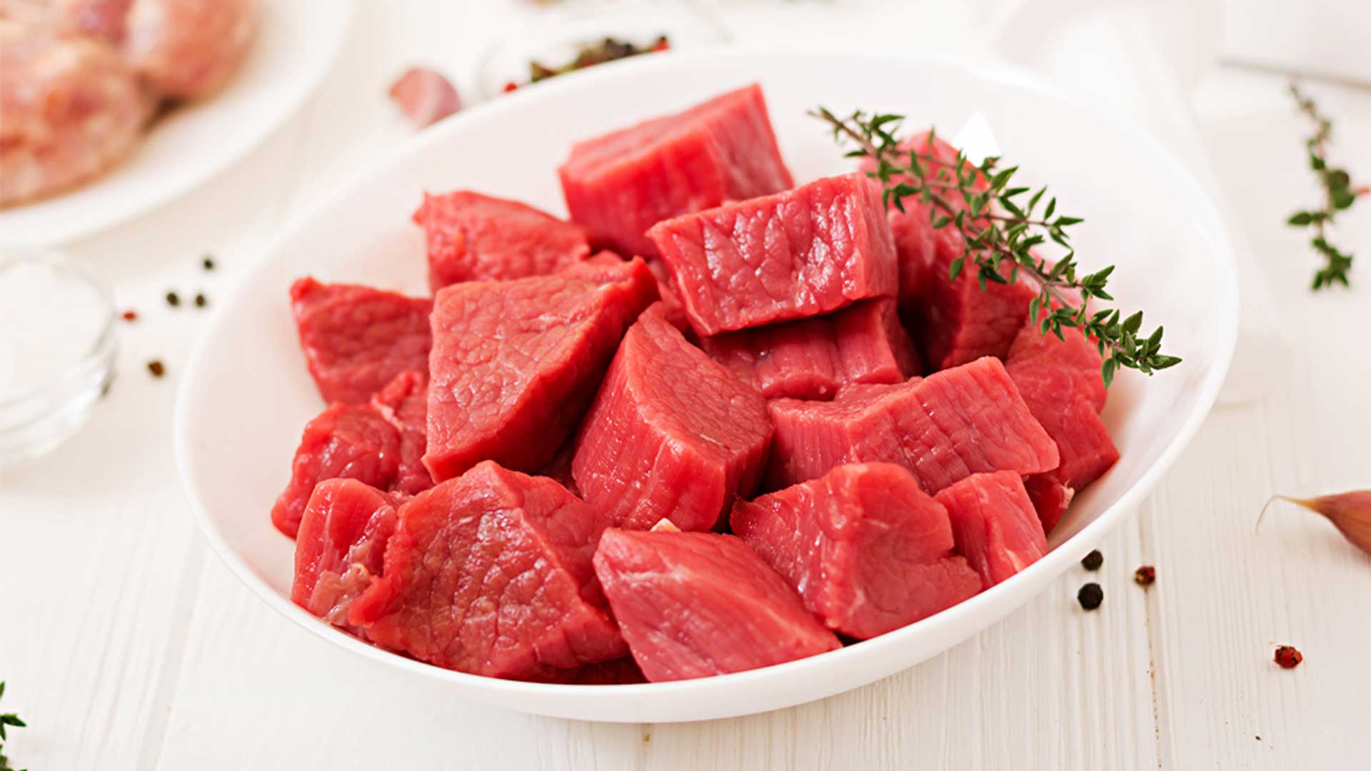 Gulasch Fleisch roh auf Teller
