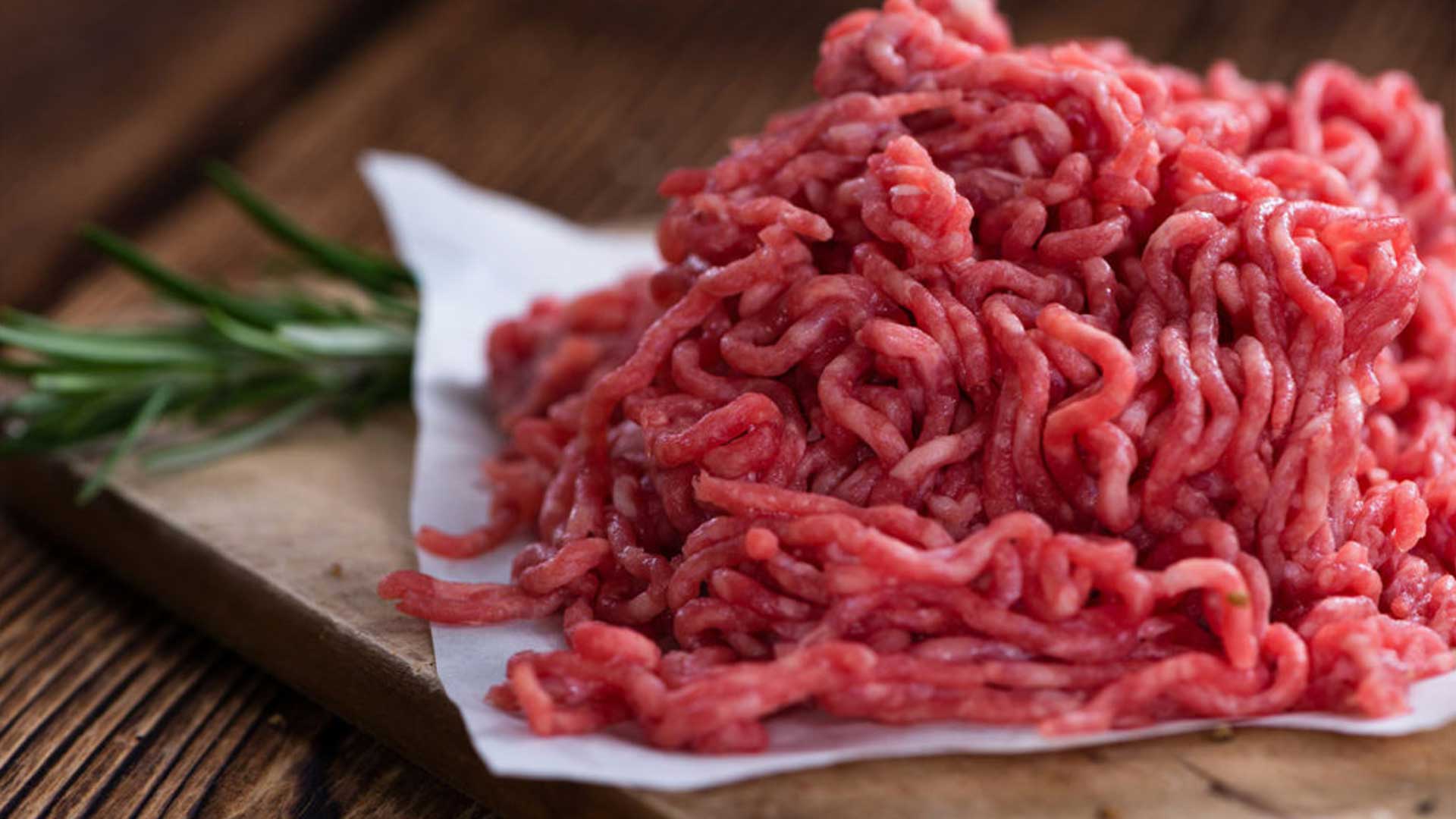 Hackfleisch roh auf Teller